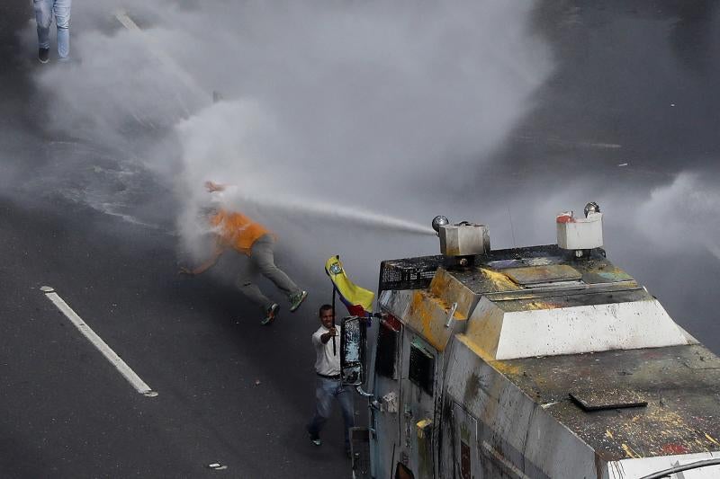 Gases lacrimógenos contra los opositores en Caracas