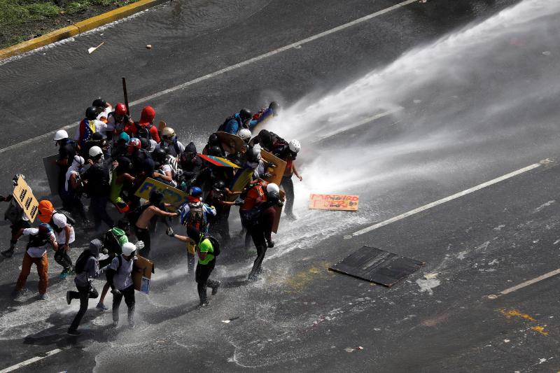 Gases lacrimógenos contra los opositores en Caracas