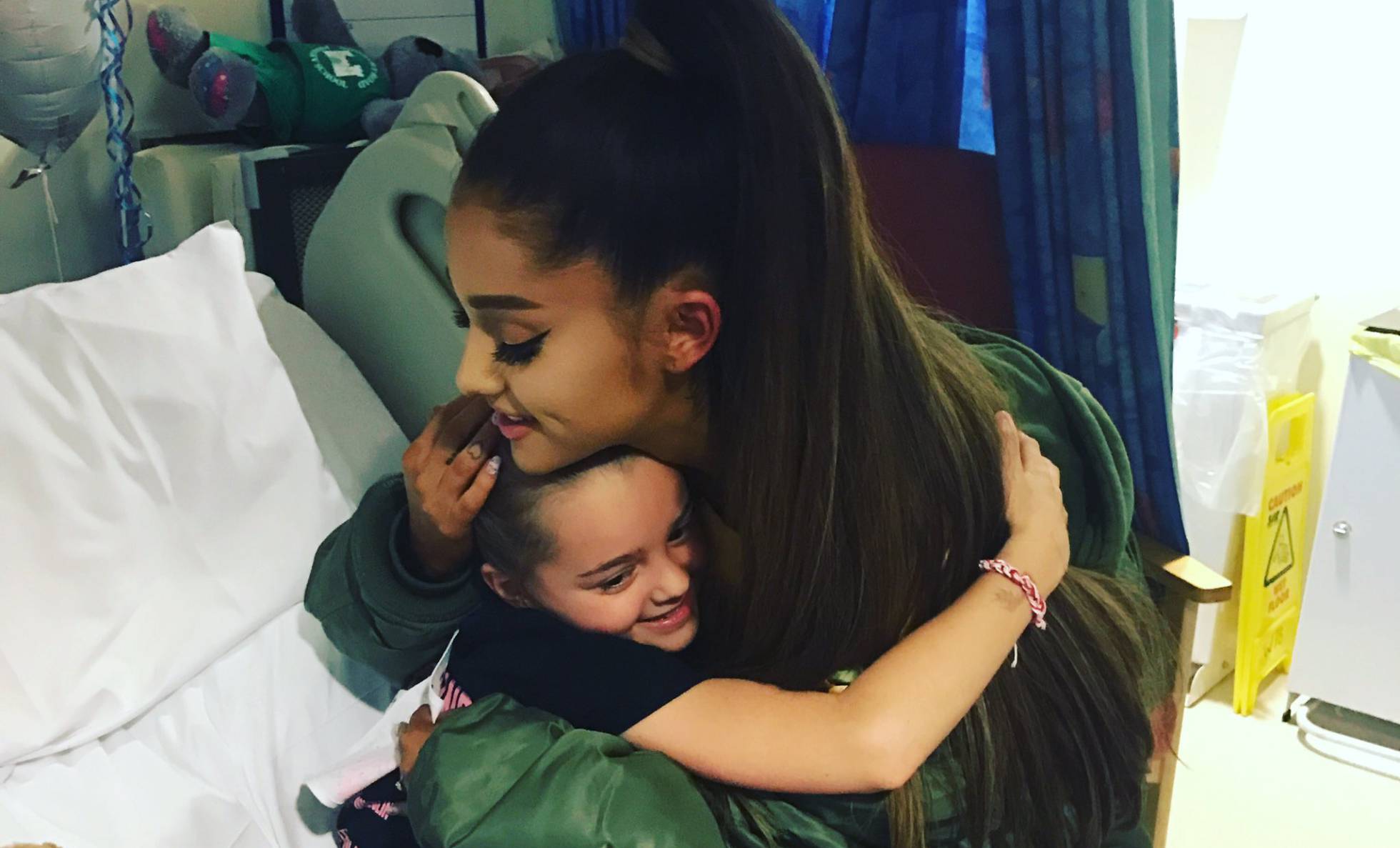 Ariana Grande visita a las víctimas del atentado de Manchester en el hospital