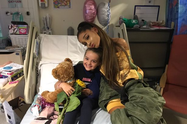 Ariana Grande visita a las víctimas del atentado de Manchester en el hospital