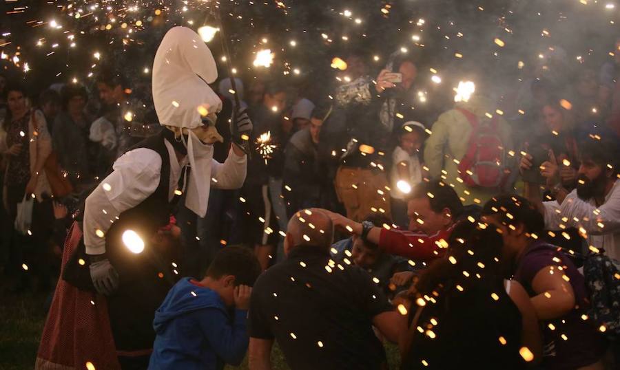 Así brilló el fuego en las hogueras vizcaínas de 2016