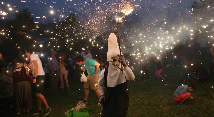 Así brilló el fuego en las hogueras vizcaínas de 2016