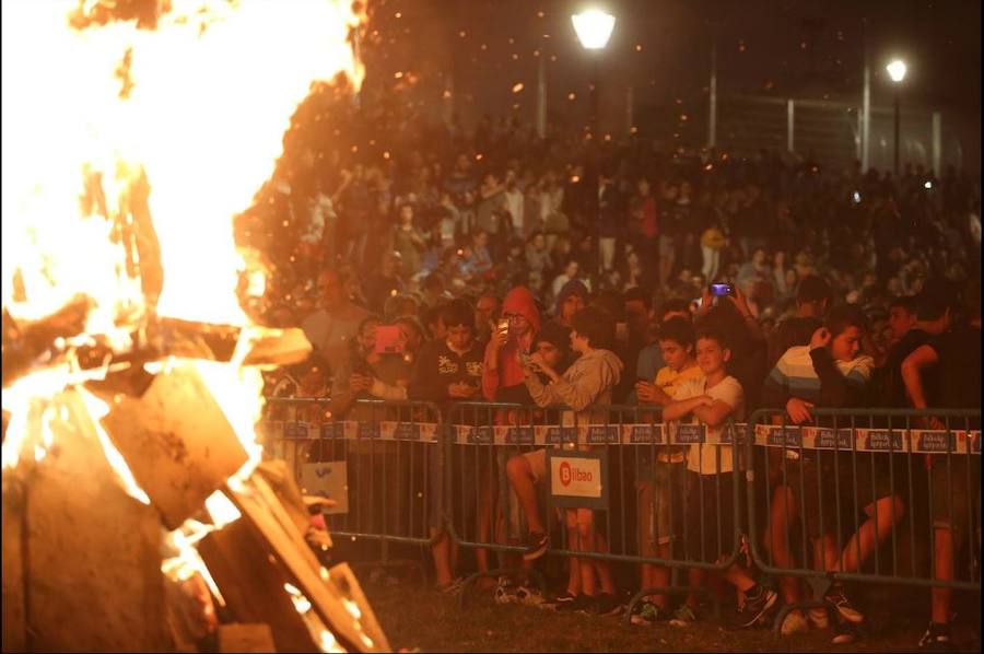 Así brilló el fuego en las hogueras vizcaínas de 2016