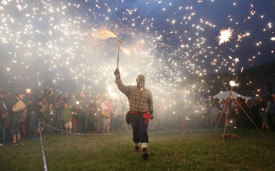 Así brilló el fuego en las hogueras vizcaínas de 2016