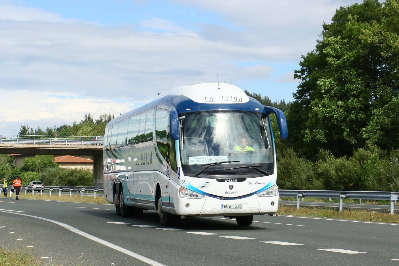 La imágenes del accidente del autobús en Sarría (Álava)