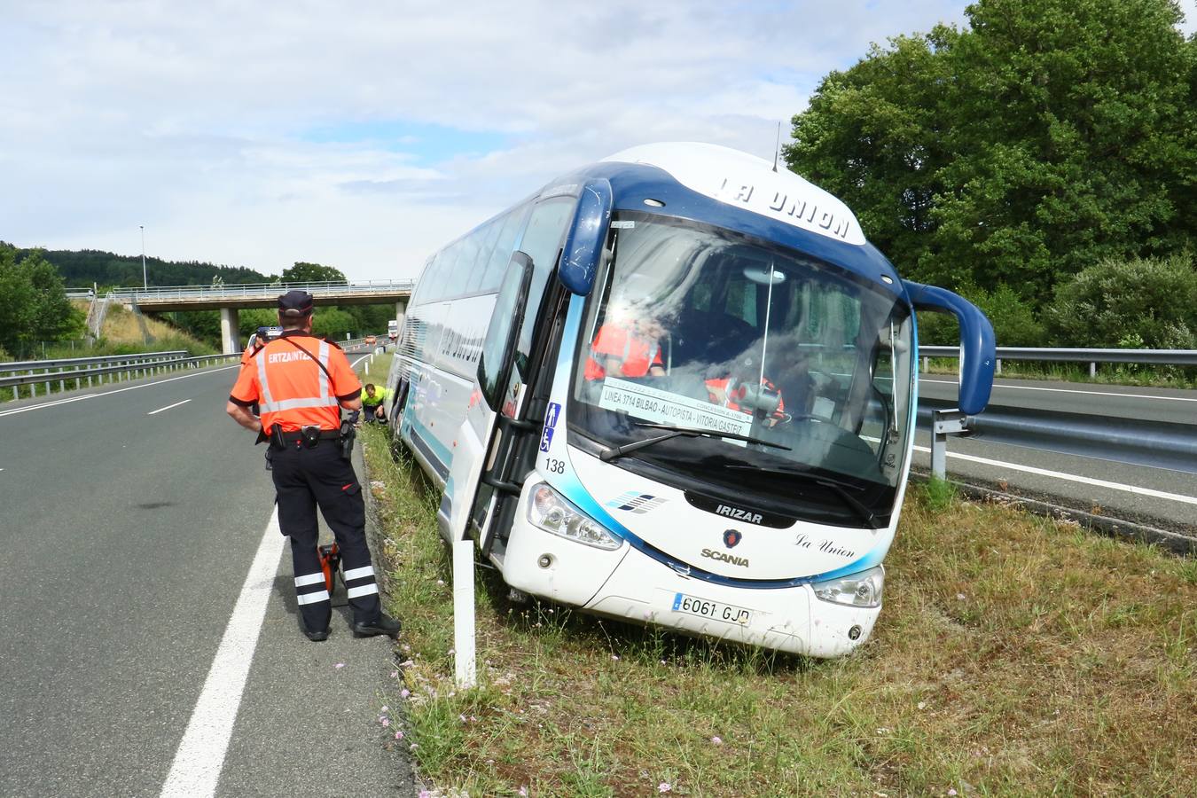 La imágenes del accidente del autobús en Sarría (Álava)