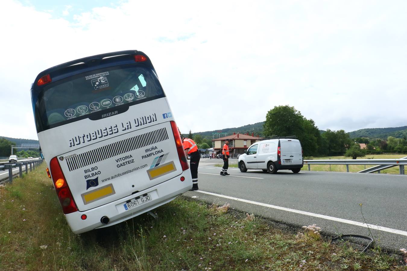 La imágenes del accidente del autobús en Sarría (Álava)