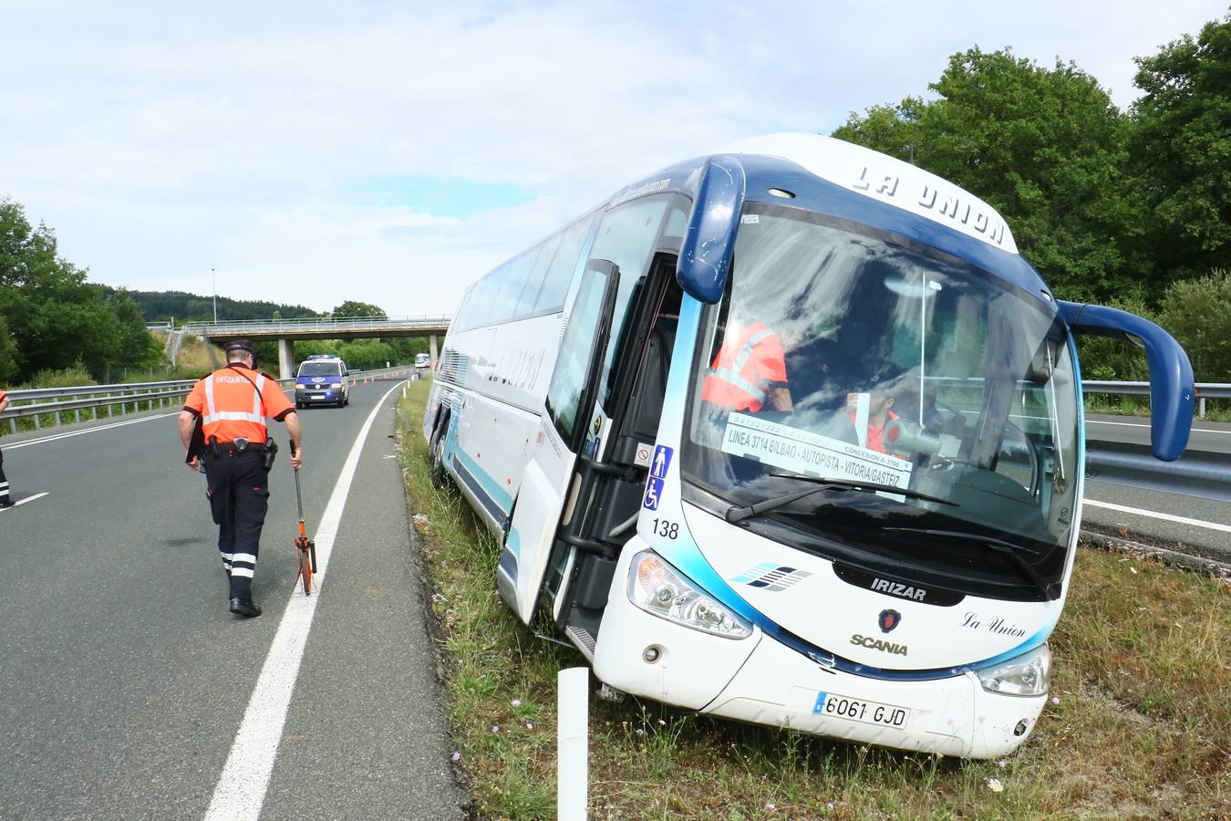 La imágenes del accidente del autobús en Sarría (Álava)