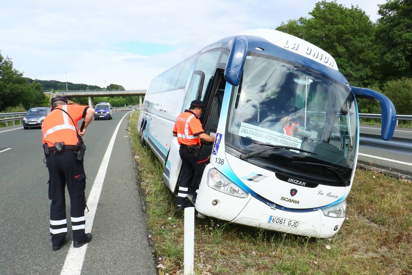 La imágenes del accidente del autobús en Sarría (Álava)