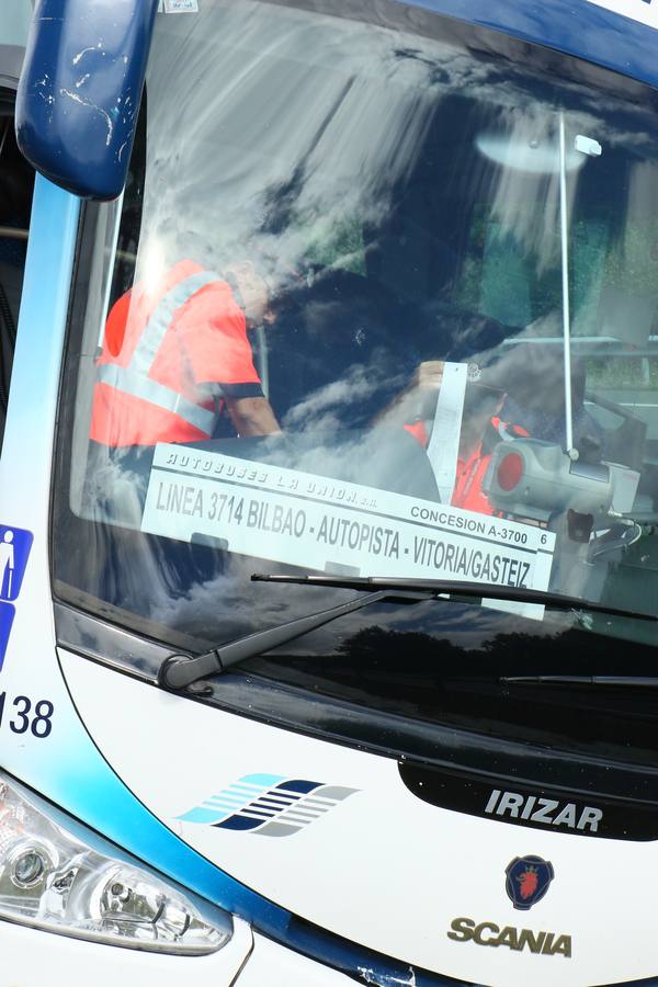 La imágenes del accidente del autobús en Sarría (Álava)