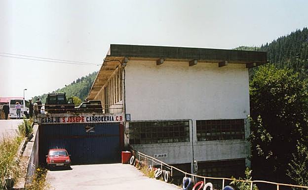 Imagen principal - Ariba, el pabellón en el que estaba el zulo de Ortega Lara. Abajo, el interior del local y el zulo en el que estuvo secuestrado.