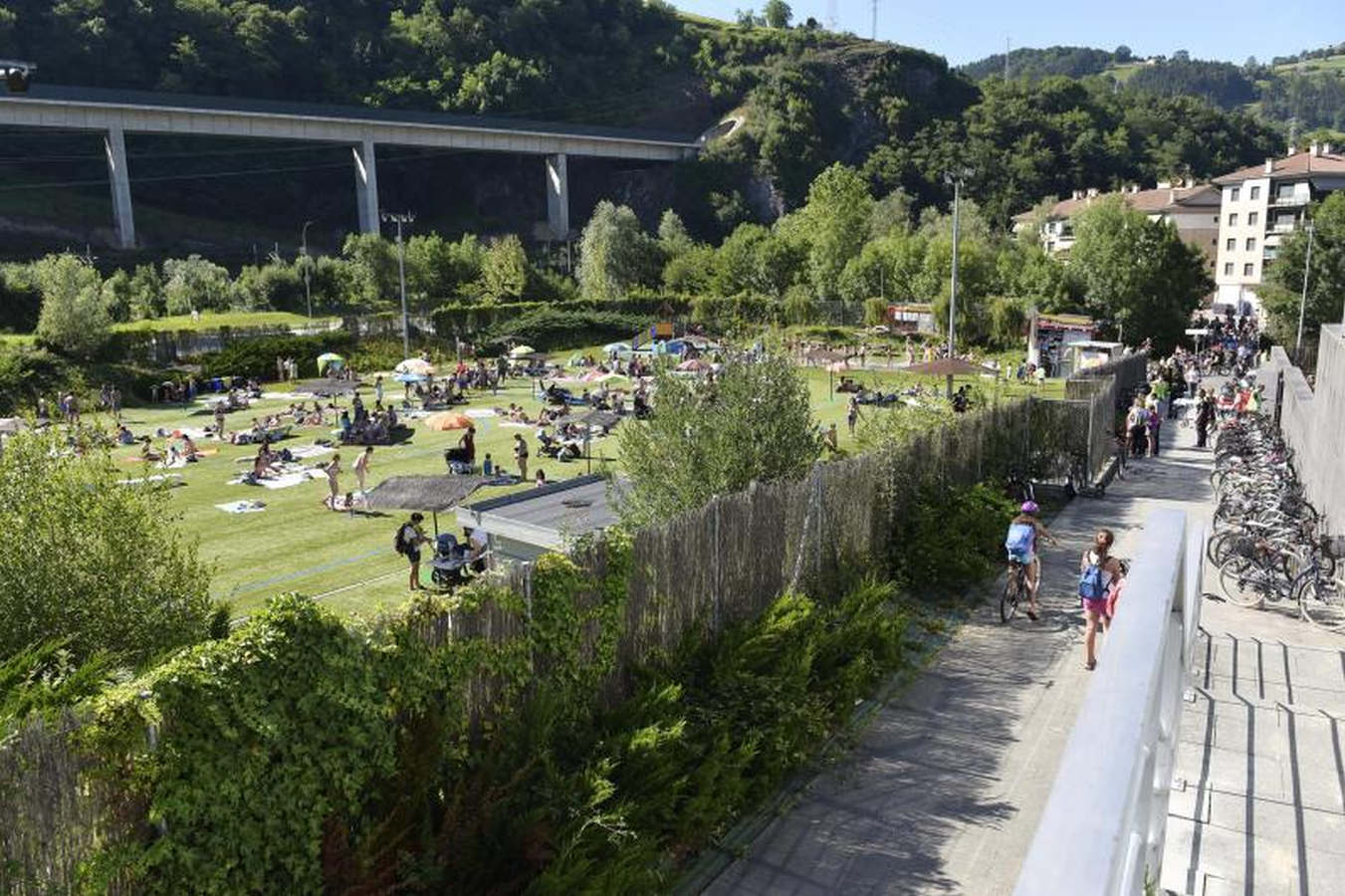 104 intoxicados y 23 traslados al hospital por un escape tóxico en un polideportivo de Tolosa
