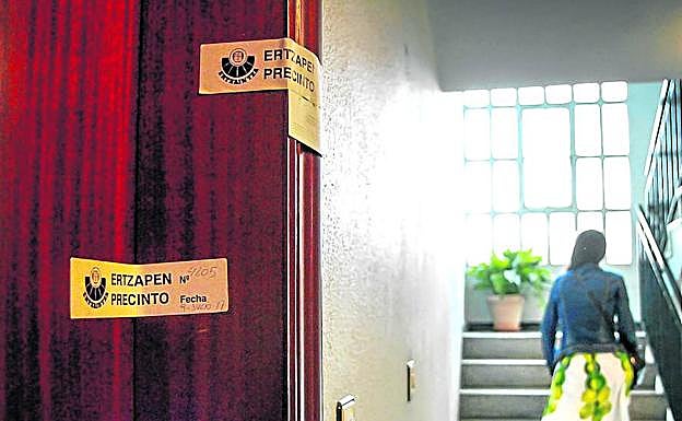 El domicilio donde se produjo la agresión ha quedado precintado por la Ertzaintza.