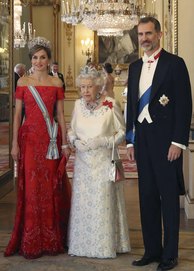 Don Felipe y Doña Letizia han sido recibidos por el Principe de Gales y su esposa