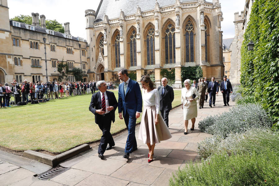 La prestigiosa universidad británica puso el broche final al viaje oficial de Felipe II y Letizia a Reino Unido