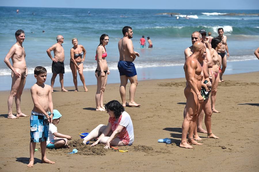 Un año más, el Ayuntamiento de Sopela y Munarri Atletismo Taldea han organizado una nueva edición de la carrera nudista de Sopela–gran premio 'Patxi Ros', el primer evento deportivo nudista de la Península. La prueba, de gran tirón turístico, cultural y deportivo, fue engendrada por el atleta en 1999 e inspiró otras competiciones similares en Cataluña o en Valencia. Se ha celebrado este domingo en la playa La Salvaje, en el marco de los "Cármenes" de Larrabasterra. Como ya viene siendo habitual, tiene dos categorías: la testimonial, de un kilómetro, y la absoluta, de cinco, sobre arena dura. Todos los participantes han recibido un regalo y ha habido medallas para los más pequeños