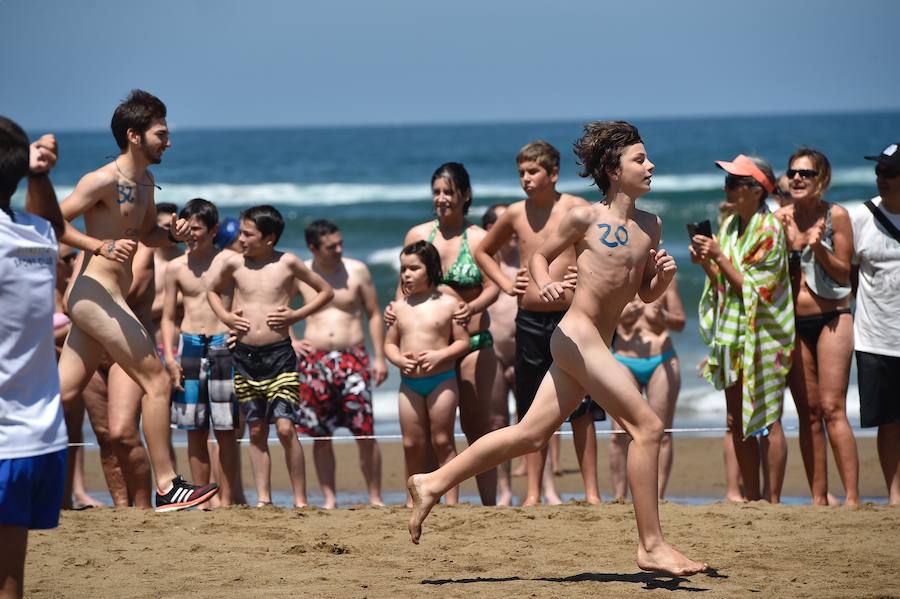 Un año más, el Ayuntamiento de Sopela y Munarri Atletismo Taldea han organizado una nueva edición de la carrera nudista de Sopela–gran premio 'Patxi Ros', el primer evento deportivo nudista de la Península. La prueba, de gran tirón turístico, cultural y deportivo, fue engendrada por el atleta en 1999 e inspiró otras competiciones similares en Cataluña o en Valencia. Se ha celebrado este domingo en la playa La Salvaje, en el marco de los "Cármenes" de Larrabasterra. Como ya viene siendo habitual, tiene dos categorías: la testimonial, de un kilómetro, y la absoluta, de cinco, sobre arena dura. Todos los participantes han recibido un regalo y ha habido medallas para los más pequeños