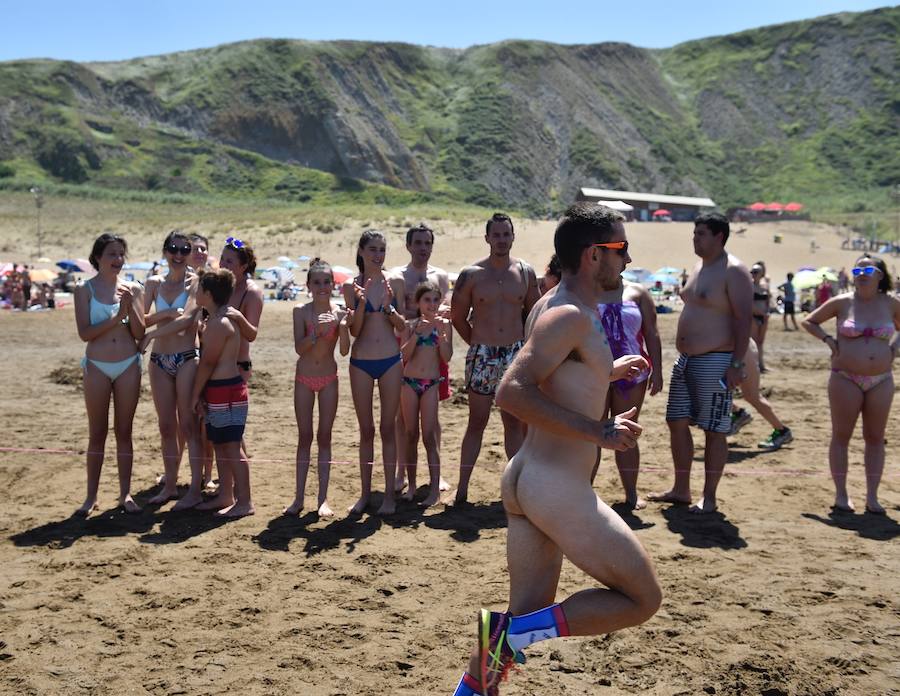 Un año más, el Ayuntamiento de Sopela y Munarri Atletismo Taldea han organizado una nueva edición de la carrera nudista de Sopela–gran premio 'Patxi Ros', el primer evento deportivo nudista de la Península. La prueba, de gran tirón turístico, cultural y deportivo, fue engendrada por el atleta en 1999 e inspiró otras competiciones similares en Cataluña o en Valencia. Se ha celebrado este domingo en la playa La Salvaje, en el marco de los "Cármenes" de Larrabasterra. Como ya viene siendo habitual, tiene dos categorías: la testimonial, de un kilómetro, y la absoluta, de cinco, sobre arena dura. Todos los participantes han recibido un regalo y ha habido medallas para los más pequeños