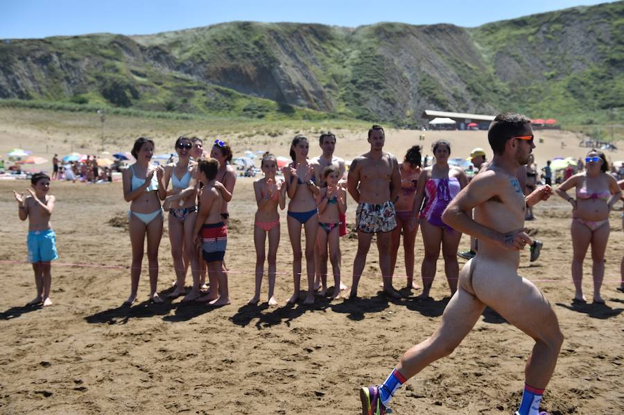 Un año más, el Ayuntamiento de Sopela y Munarri Atletismo Taldea han organizado una nueva edición de la carrera nudista de Sopela–gran premio 'Patxi Ros', el primer evento deportivo nudista de la Península. La prueba, de gran tirón turístico, cultural y deportivo, fue engendrada por el atleta en 1999 e inspiró otras competiciones similares en Cataluña o en Valencia. Se ha celebrado este domingo en la playa La Salvaje, en el marco de los "Cármenes" de Larrabasterra. Como ya viene siendo habitual, tiene dos categorías: la testimonial, de un kilómetro, y la absoluta, de cinco, sobre arena dura. Todos los participantes han recibido un regalo y ha habido medallas para los más pequeños