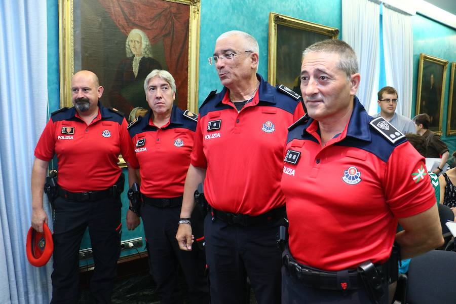 La Policía foral ha presentado su nueva vestimenta, más parecida a la que usa la Ertzaintza