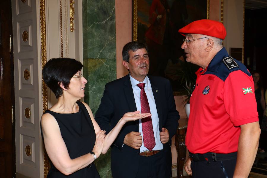 La Policía foral ha presentado su nueva vestimenta, más parecida a la que usa la Ertzaintza