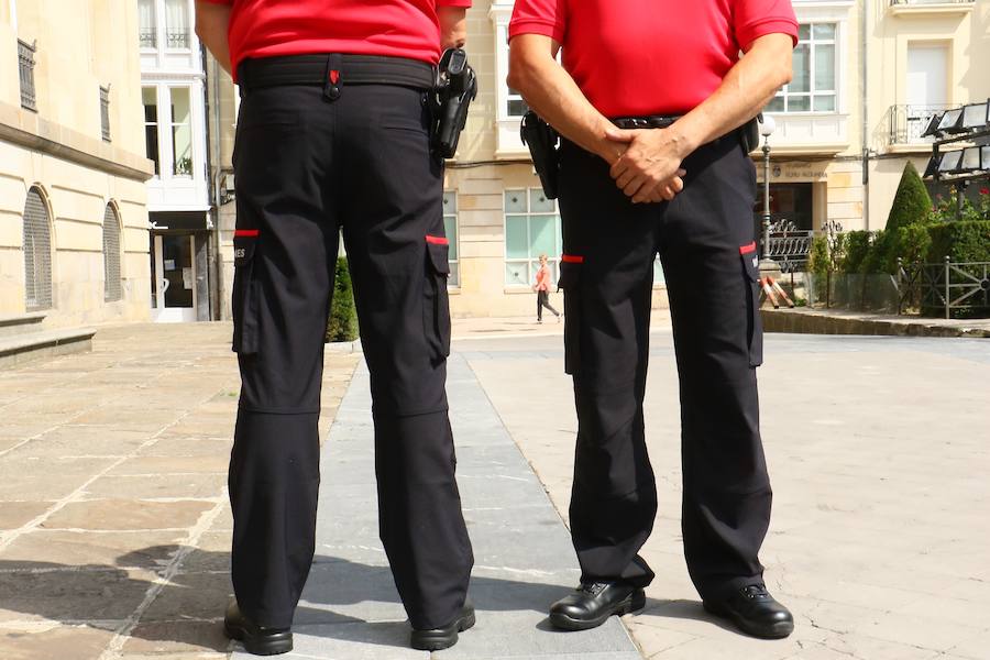 La Policía foral ha presentado su nueva vestimenta, más parecida a la que usa la Ertzaintza