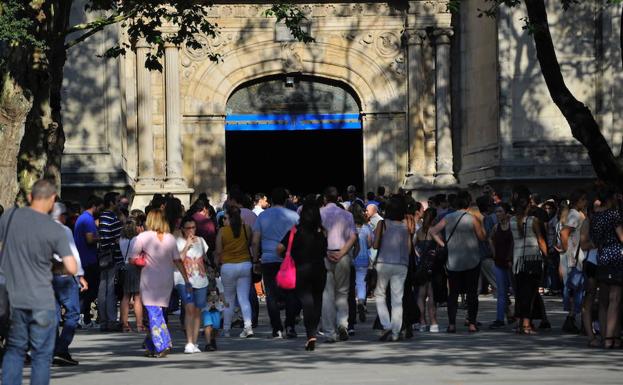 Cientos de familiares, amigos y compañeros se reunieron en la Basílica de Begoña y protagonizaron un homenaje tras el funeral, en el que cantaron y los recordaron.