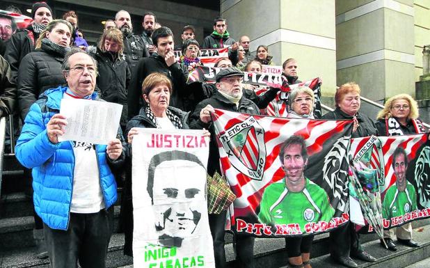Los padres de Iñigo Cabacas, a la izquierda, participan en una concentración en el Palacio de Justicia de Bilbao.