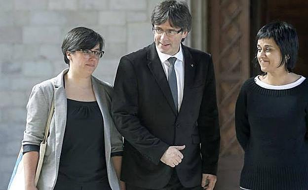 La diputada Mireia Boya (izq.), junto a Carles Puigdemont.