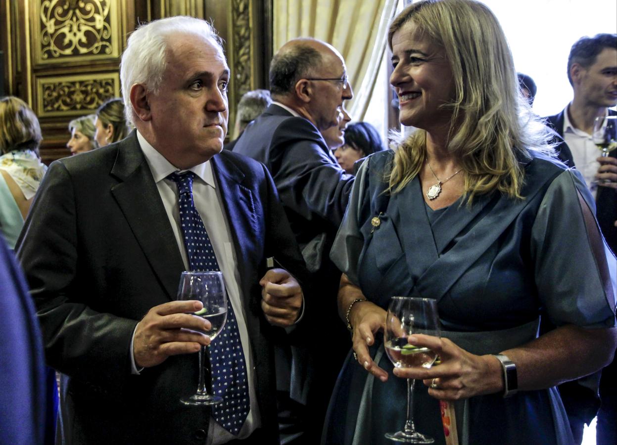 Jose María Guibert, rector de la Universidad de Deusto, y Teresa Laspada, diputada foral de Empleo.