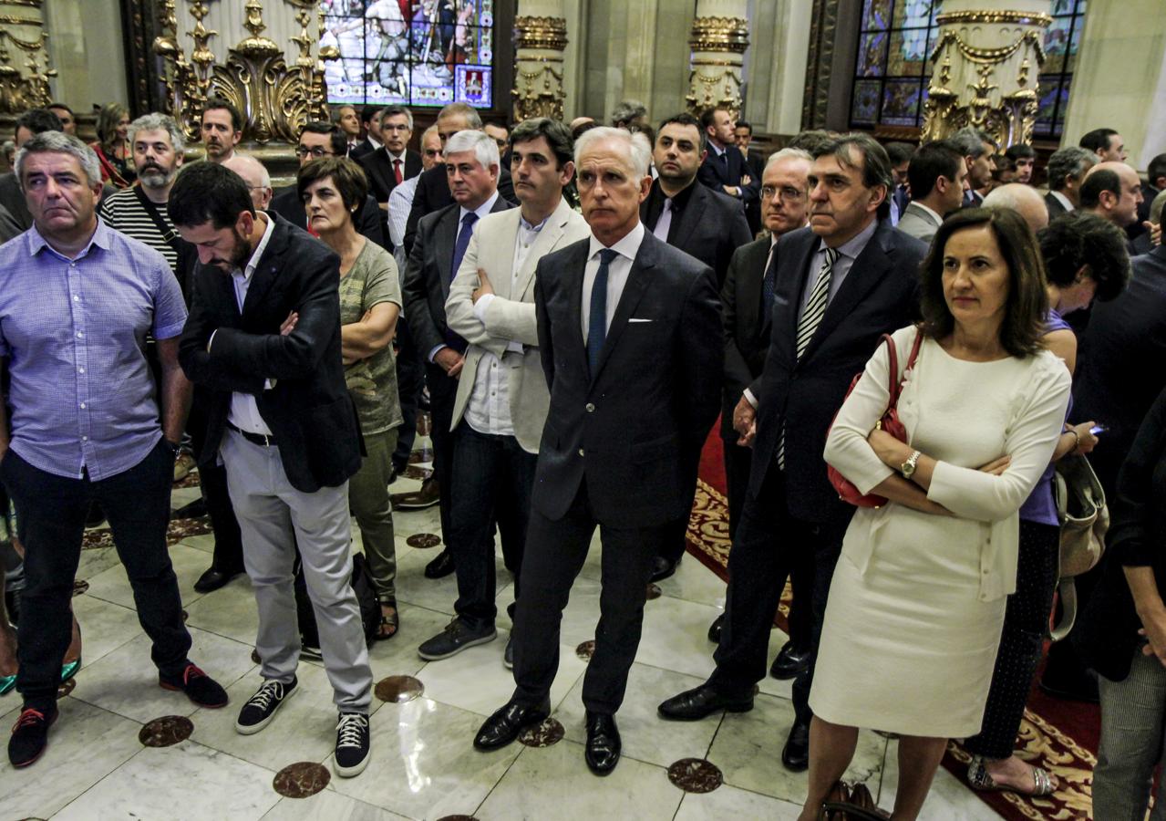 Juan Ignacio Vidarte, director general del Museo Guggenheim, y Jon Azua, junto a otros asistentes.