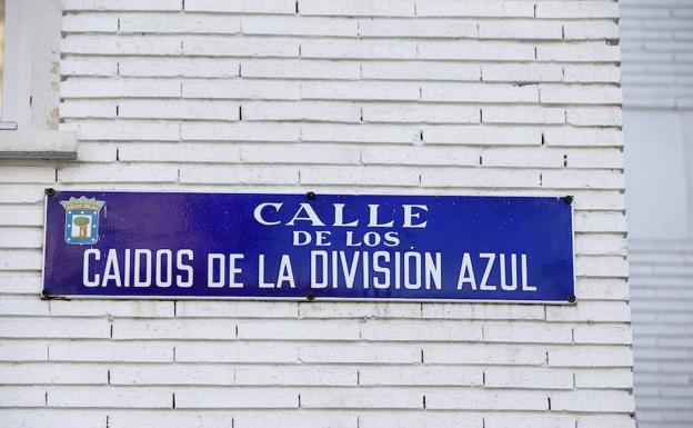 Placa de la c/ Caídos de la División Azul, en Madrid.