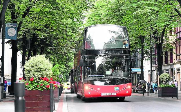 Los bilbobuses de dos pisos cubren la Línea 56, una atractiva ruta entre la Gran Vía y el barrio de La Peña, pasando por Bilbao La Vieja.