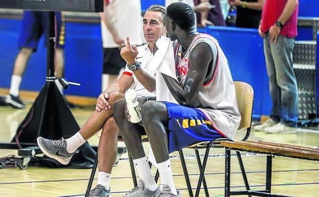 El seleccionador Sergio Scariolo charla con Diop en un receso de la preparación de España. 