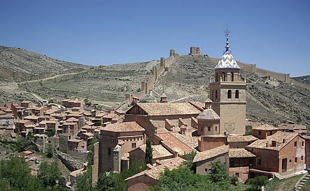 La catedral domina la silueta de Albarracín, cuya formidable muralla se aprecia al fondo. 