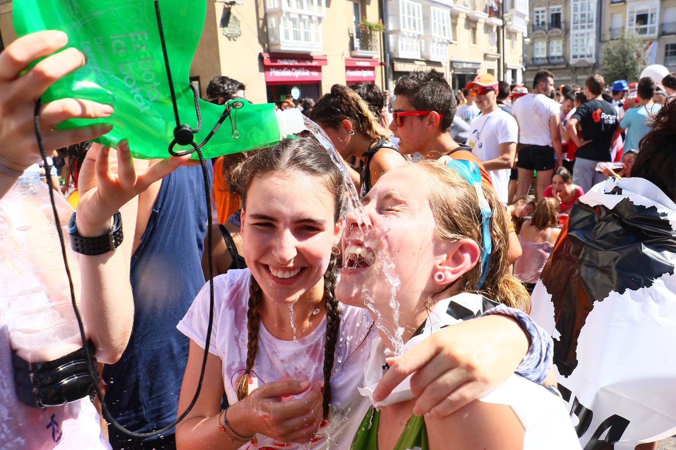 Crema solar, agua y refrigerios para combatir el calor en el Chupinazo de las Fiestas de La Blanca