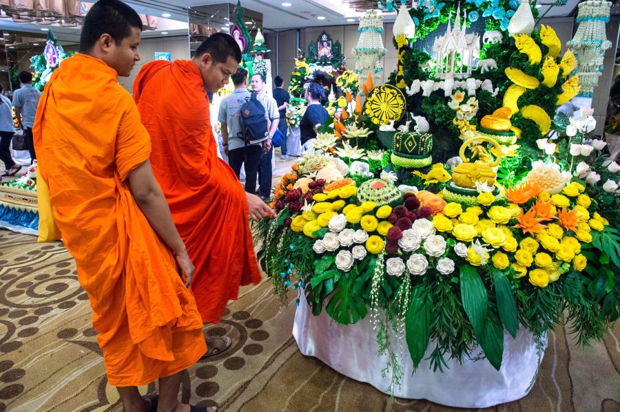 En Tailandia existe una peculiar pero fascinante competición que consiste en tallar frutas y verduras. Los resultados se exponen en altares y mesas para que los observen los más curiosos.