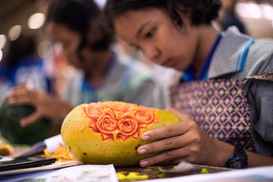 En Tailandia existe una peculiar pero fascinante competición que consiste en tallar frutas y verduras. Los resultados se exponen en altares y mesas para que los observen los más curiosos.