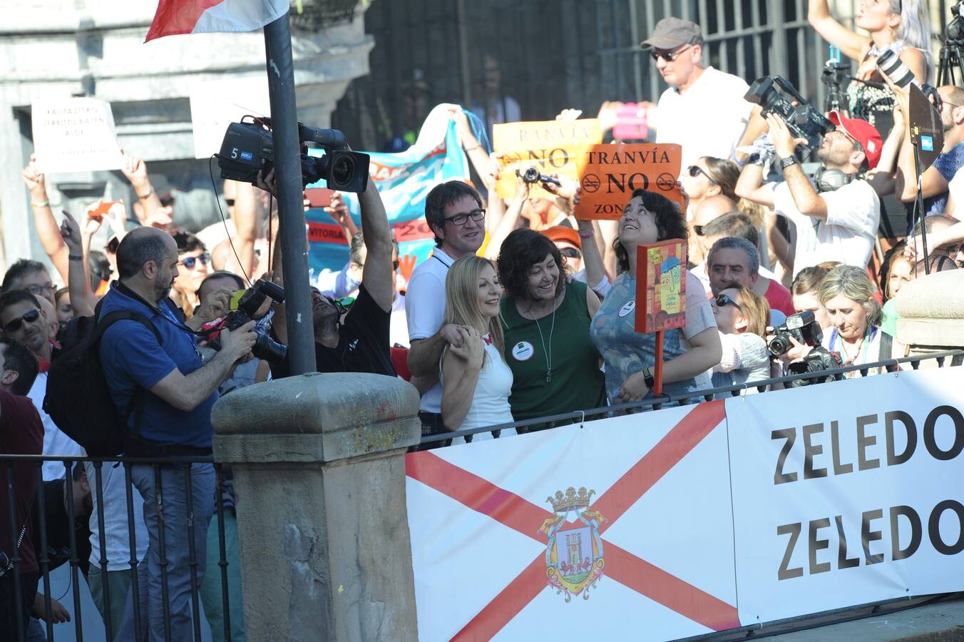 El Chupinazo de las Fiestas de Vitoria, en la balconada de San Miguel