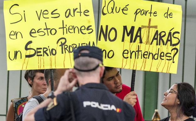 Protesta contra las corridas frente a la plaza mallorquina.