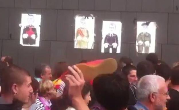 Imagen de archivo de una escena similar al 'tiro al fatxa' celebrada en Pamplona en 2015. 