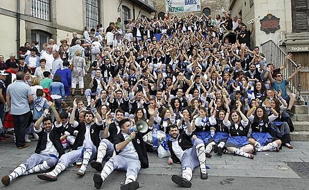 Los miembros de Siberiarrak posan por primera vez en las escaleras de la Balconada. 