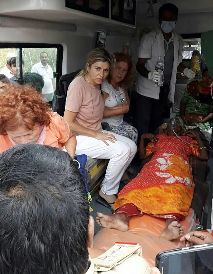 Una supreviviente y una mujer india herida en ambulancia.