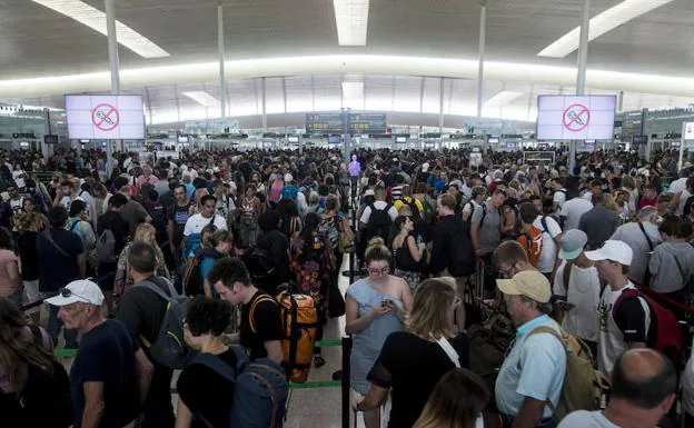 Las colas para acceder al control de seguridad del Aeropuerto de Barcelona.