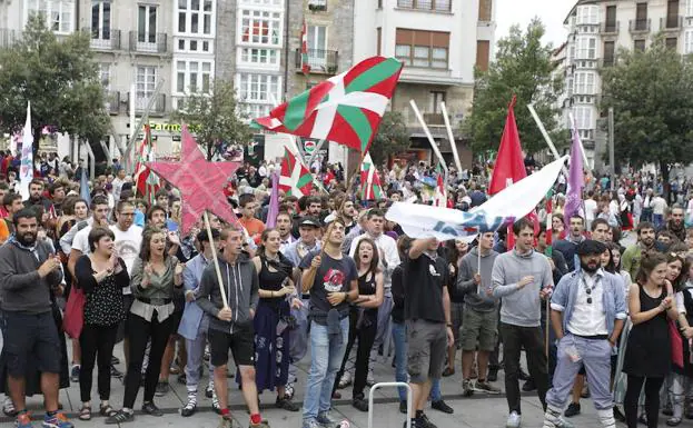 La manifestación, en la plaza de la Virgen Blanca. 