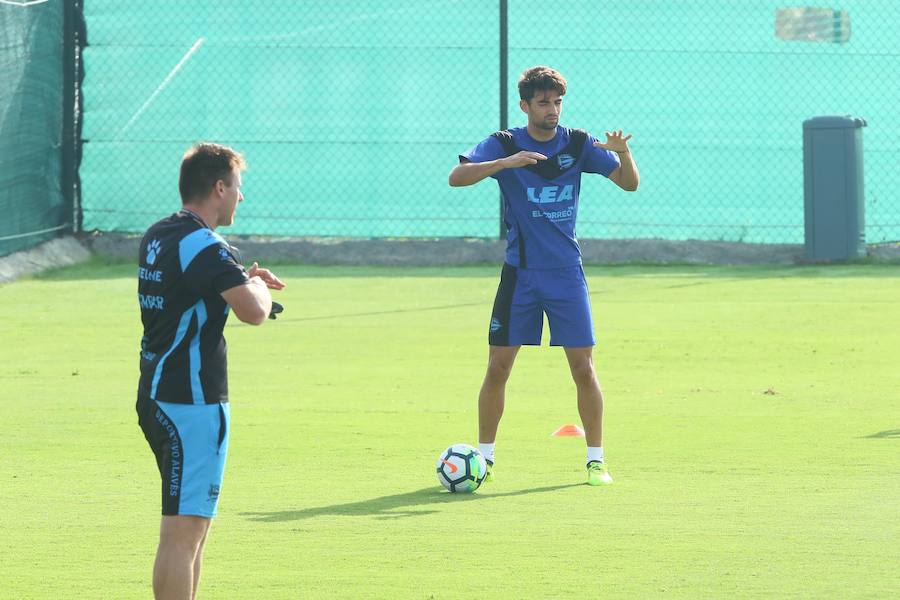 Entrenamiento del Deportivo Alavés en su concentración de pretemporada en Algorfa