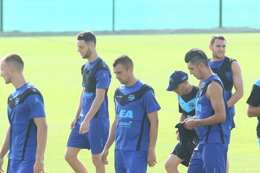 Entrenamiento del Deportivo Alavés en su concentración de pretemporada en Algorfa