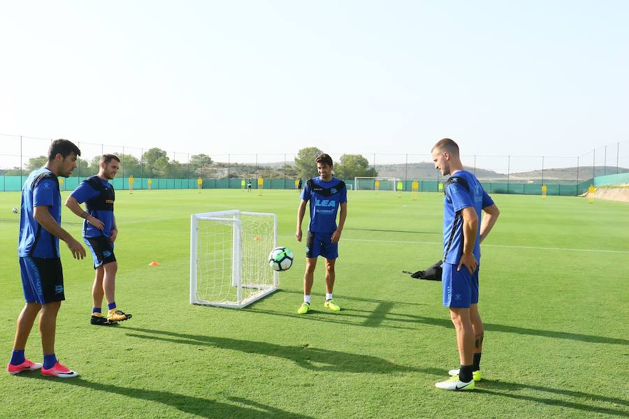 Entrenamiento del Deportivo Alavés en su concentración de pretemporada en Algorfa