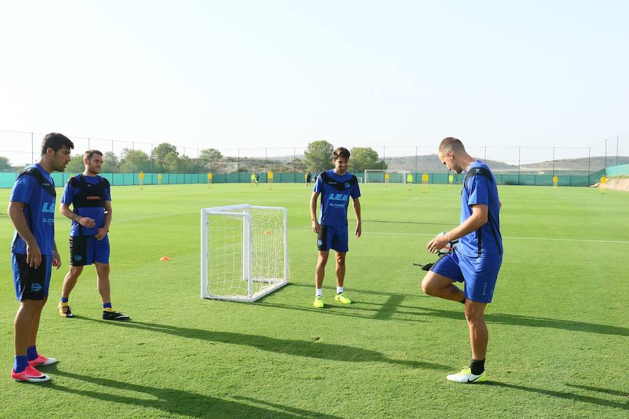 Entrenamiento del Deportivo Alavés en su concentración de pretemporada en Algorfa