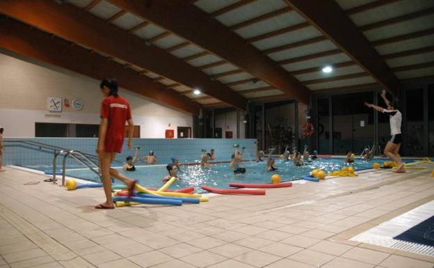 Usuarios de las piscinas climatizadas de El Mazo participan en un taller de actividades físicas dentro de uno de sus vasos.
